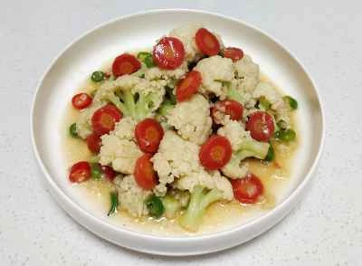 カリフラワーとニンジンのスライスの炒め物