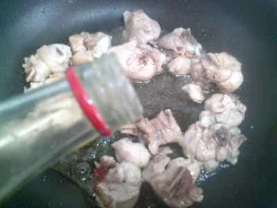 赤ピーマンとこんにゃくの結び目を使った鶏肉の煮込みの作り方：5