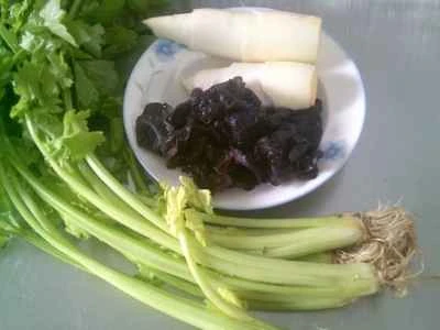 黒キクラゲと水竹を使ったセロリ炒めの作り方：1