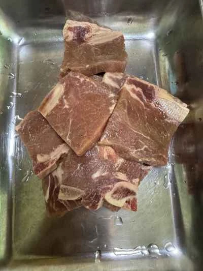 ポテトと黒胡椒のビーフリブを作る手順：1