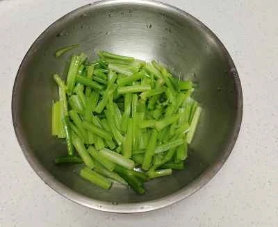 豚バラ肉と豆腐、セロリ炒めの作り方：1