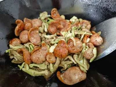 乾燥ユリと黒胡椒ソーセージの炒め物の作り方：5