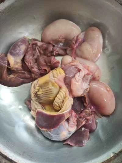 鶏の内臓と生姜の炒め物の作り方：1