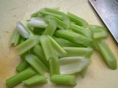 2種類の新鮮な材料を使ったセロリ炒めの作り方：3