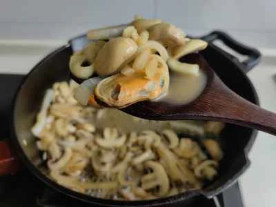 きのこ、玉ねぎ、ムール貝の作り方：6