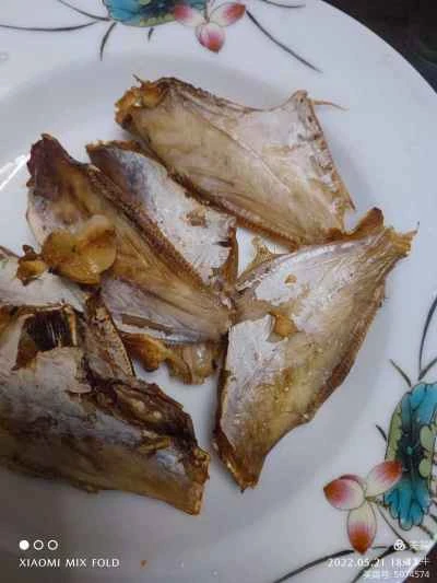 ニンニク風味の皮付き魚のレシピ