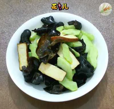 乾燥豆腐、黒キクラゲ、カリカリキュウリの炒め物のレシピ