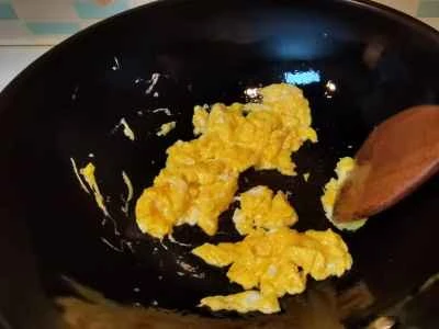 ズッキーニと卵の炒め物の作り方：2