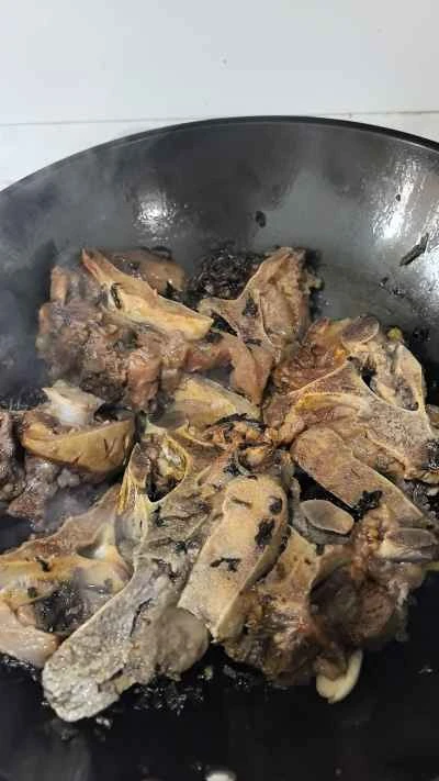 マスタードグリーンのピクルスを使った牛テールの煮込みの作り方：4