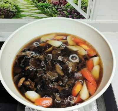 ヤムイモ、ニンジン、鶏もも肉、キノコの煮込みの作り方：4