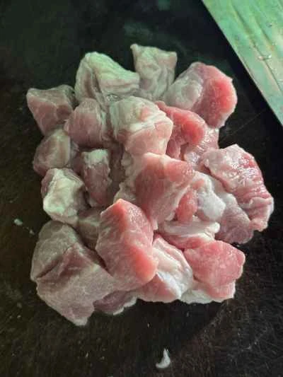 ニンニク風味の豚肉角切りの作り方：2