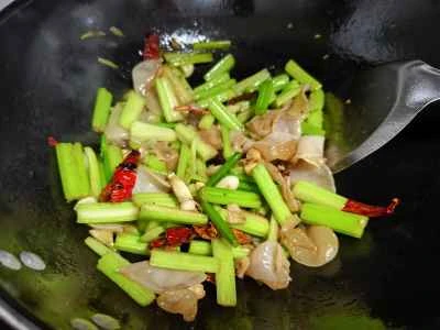 白キクラゲとセロリの炒め物の作り方：4