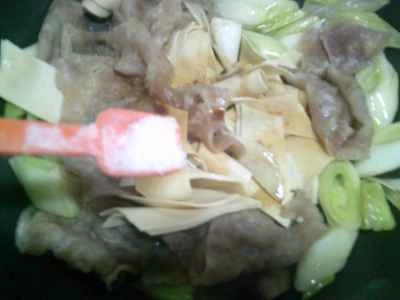 牛肉とネギと豆腐の皮の炒め物の作り方：13