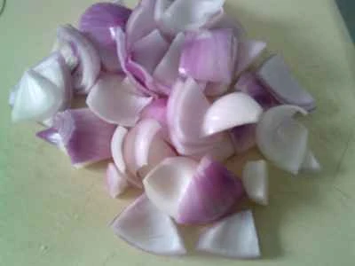 ピーマン、赤ソーセージ、玉ねぎの炒め物の作り方：2