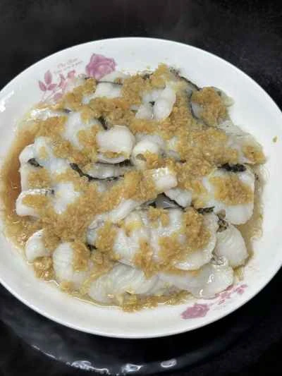 ニンニクと春雨で蒸し魚の切り身を作る手順：8