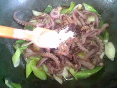 イカの足とネギの炒め物の作り方：12