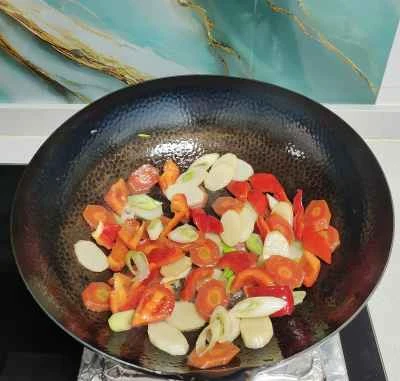 山芋、ニンジン、赤ピーマンの炒め物の作り方：5