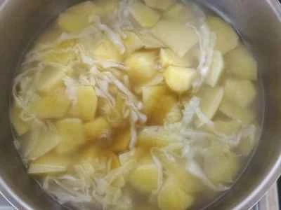 心温まる和風ポテトシチューの作り方：8ステップ