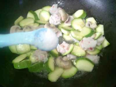 ズッキーニとキノコとエビの炒め物を作る手順：10