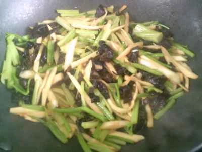 セロリと黒キクラゲと水タケノコの炒め物の作り方：9