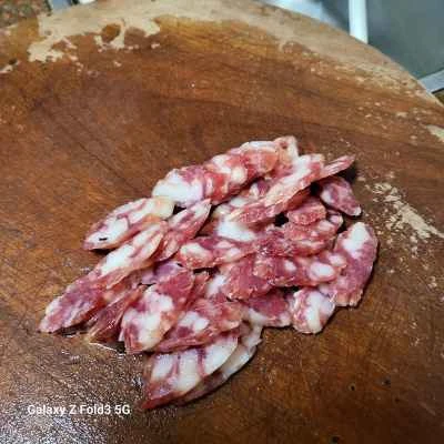 スナップエンドウと中華ソーセージの炒め物の作り方：1