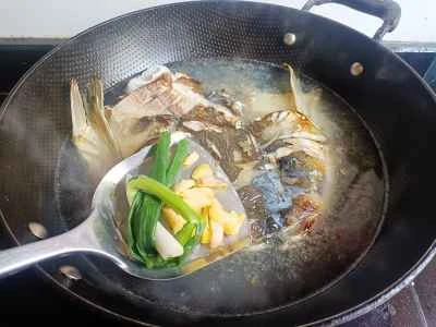 銀鯉の頭と豆腐の赤だし煮の作り方：6