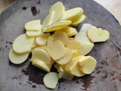 そら豆とジャガイモの煮込み豚肉の作り方：1