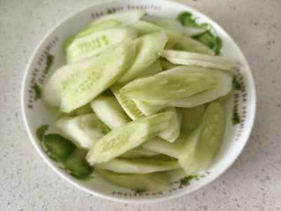 キュウリと黒胡椒ソーセージの炒め物の作り方：3