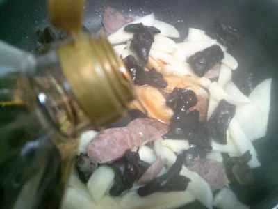 黒キクラゲとソーセージと水タケノコの炒め物の作り方：7