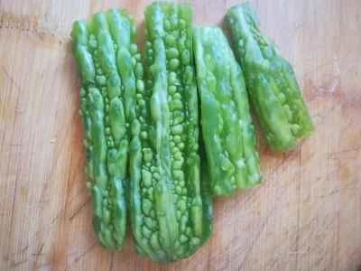 ゴーヤとソーセージの炒め物の作り方：1