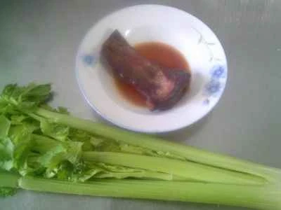 セロリと豚肉の煮込み炒めの作り方：1