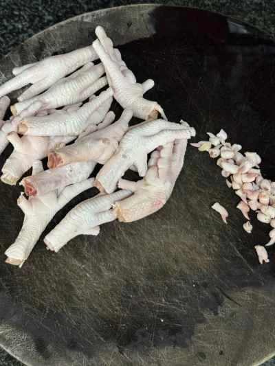 鶏の足とロブスターのしっぽの煮込みの作り方：1