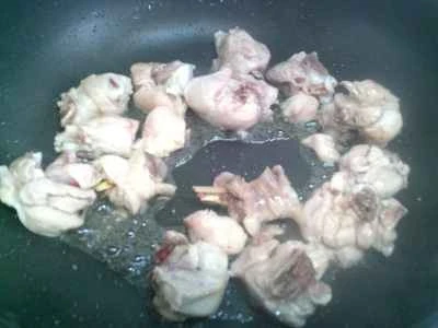 赤ピーマンとこんにゃくの結び目を使った鶏肉の煮込みの作り方：4